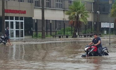 Sáenz Peña sin tregua: el agua ya golpea las puertas del Hospital “4 de Junio”