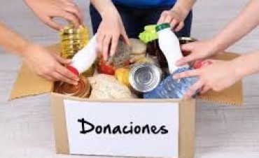 Los jóvenes de la UCR juntan donaciones para los afectados por las inundaciones de Resistencia, en la Plaza Belgrano.
