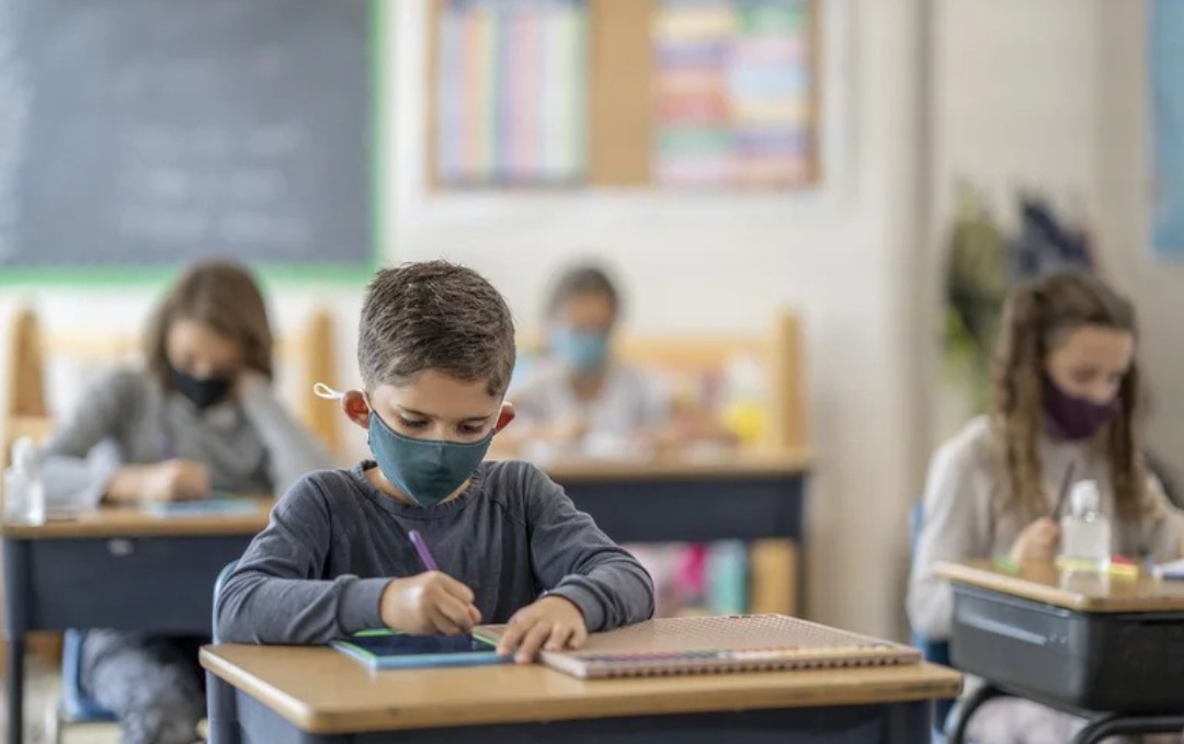 Ómicron: Europa debate si puede mantener las escuelas abiertas frente a la suba de contagios
