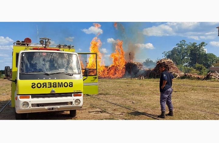 Ardua labor de los Bomberos para extinguir el voraz incendio en el predio del ferrocarril 