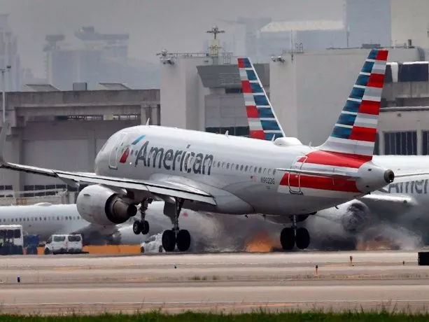 Un avión que iba de Miami a Londres tuvo que volver por una pasajera que se negó usar barbijo