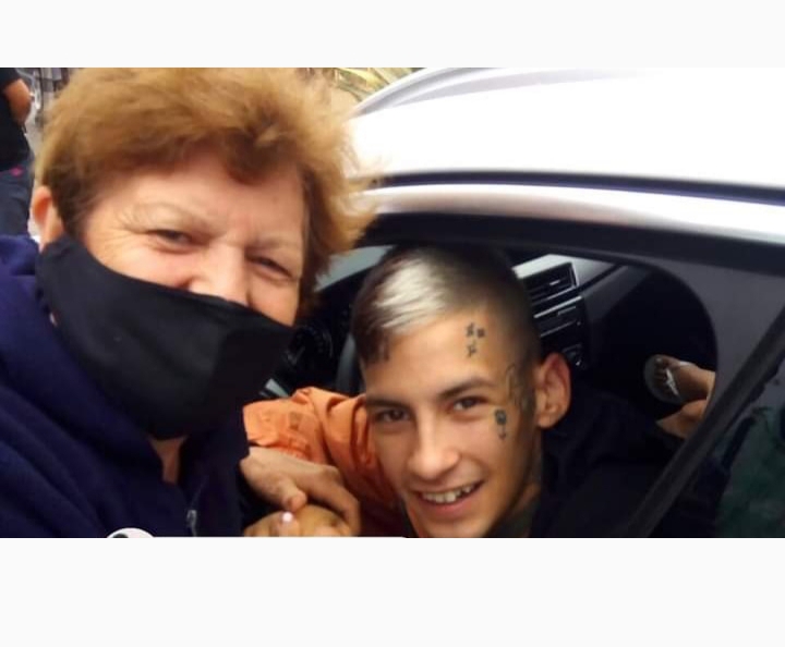 Una abuela se sacó una foto con L-Gante sin saber quién era: 