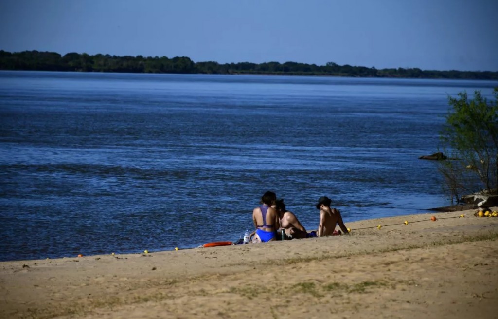 Por la bajante del río Paraná prohíben el ingreso al agua en una playa correntina