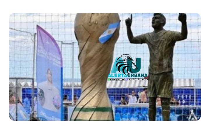 Inauguran la primera estatua de Messi como campeón del mundo en Mar del Plata