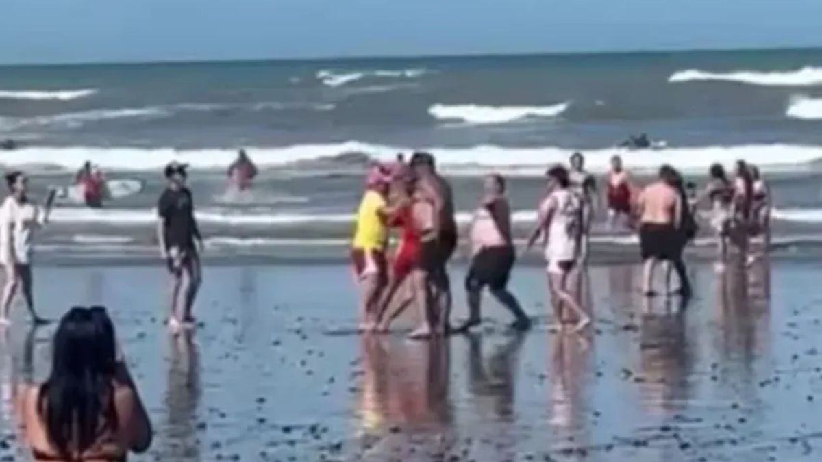 A las piñas en el mar: un turista se enfrentó a guardavidas que no lo dejaban meterse a una zona prohibida