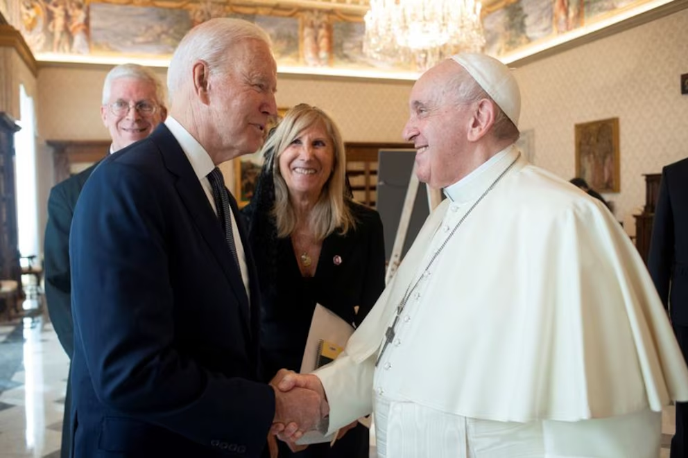 Joe Biden otorgó al papa Francisco la Medalla de la Libertad con Distinción, la mayor condecoración civil en EEUU