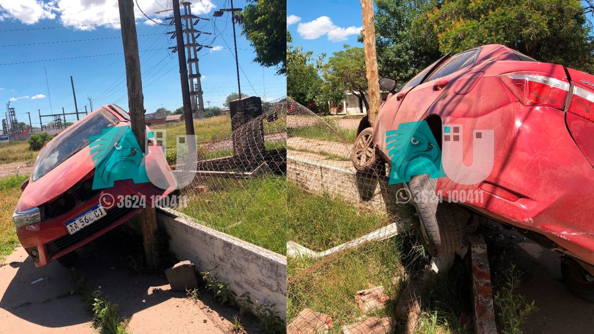 Un choque, un conductor ausente: un auto se estampó contra poste y cerco en pleno centro