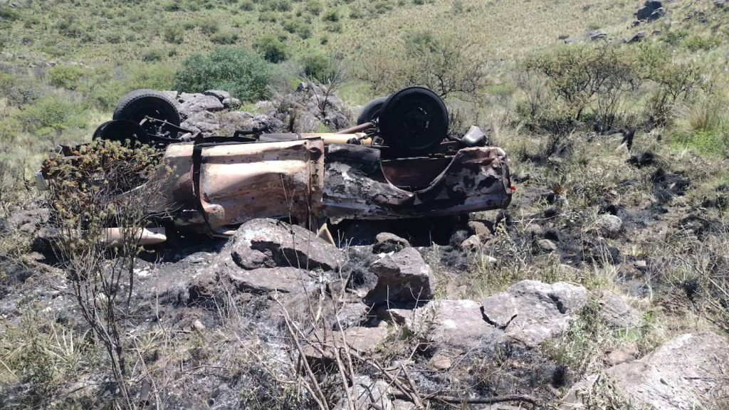 Tragedia en Córdoba: un jubilado de 90 años cayó desde un barranco con su camioneta y murió