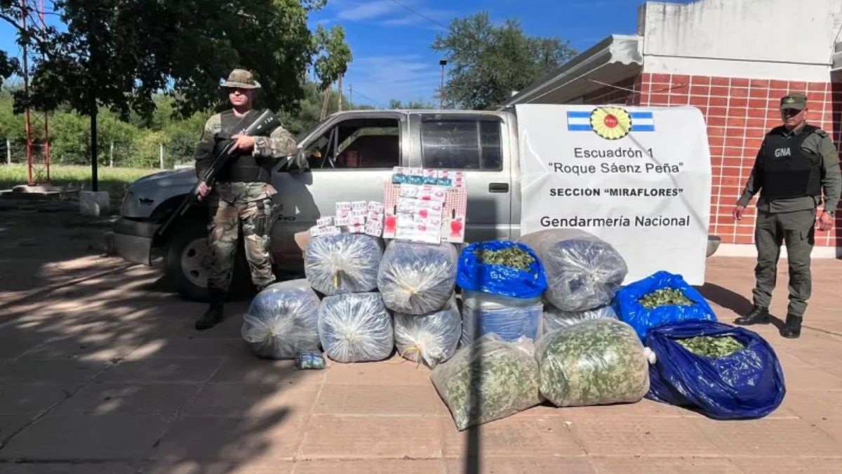 Decomisan hojas de coca y cigarrillos que eran trasladados en una camioneta