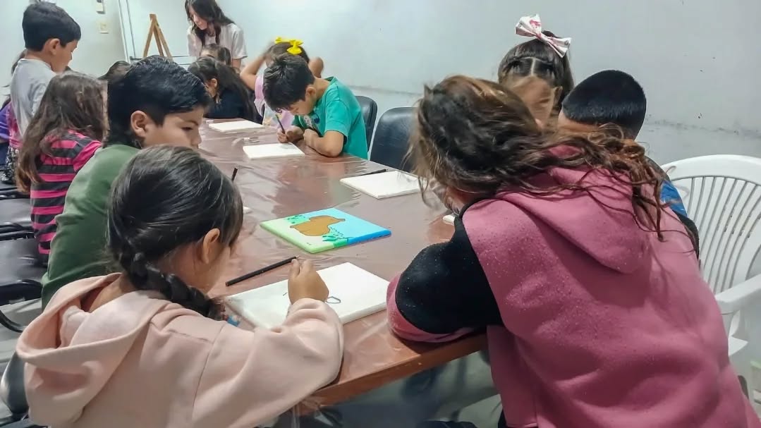 Municipalidad de Fontana: comenzó el taller de dibujo y pintura para niños