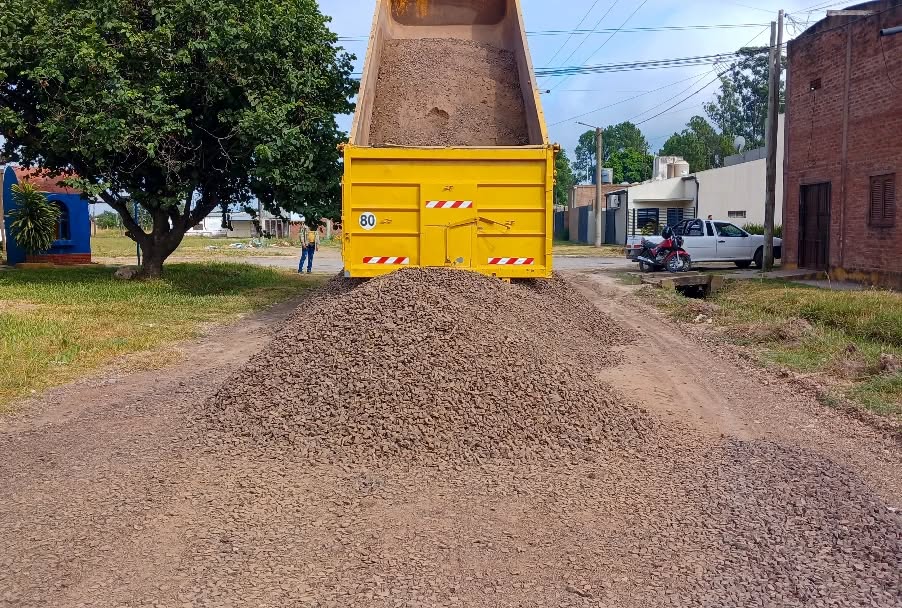 Municipalidad de Fontana: avanza la colocación de ripio en varios barrios