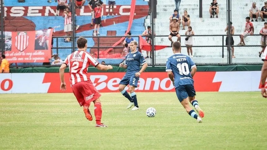 Racing remontó, venció a Barracas y empezó el torneo con una sonrisa