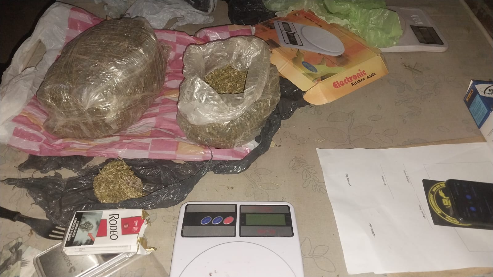 Escapan de la Policía y en la huida abandonan un kilo de marihuana