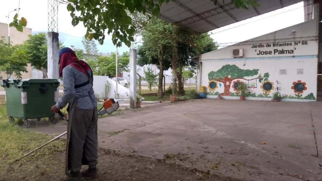 Municipalidad de Fontana: continúa la limpieza en jardines de infantes