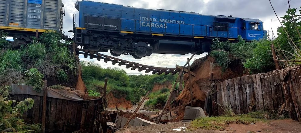 Un tren de carga quedó suspendido en el aire tras el colapso de un puente en Salta