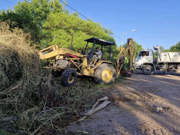 Municipalidad de Makallé: continúa la limpieza de espacios verdes