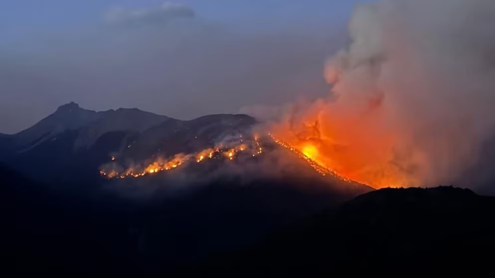 El fuego en El Bolsón ya destruyó una escuela y un centro de salud