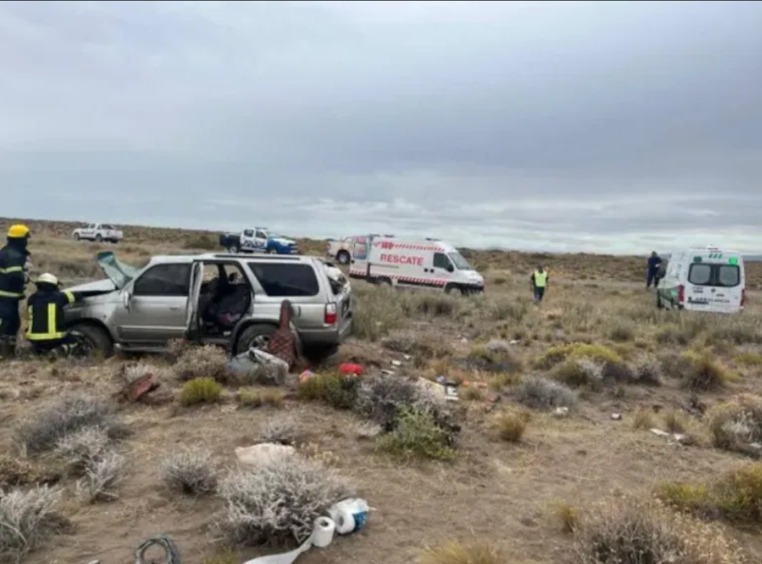 Tragedia en Neuquén: una familia volvía de vacaciones, volcó en la ruta y murió una mujer