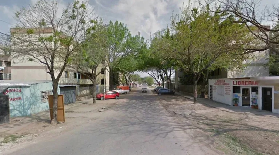 Una mujer fue apuñalada por su hijo y logró salvarse cuando lo encerró bajo llave en una habitación
