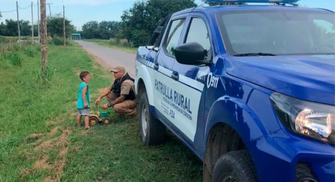 Córdoba: encontraron a un nene de dos años caminando solo, perdido y con un autito de juguete