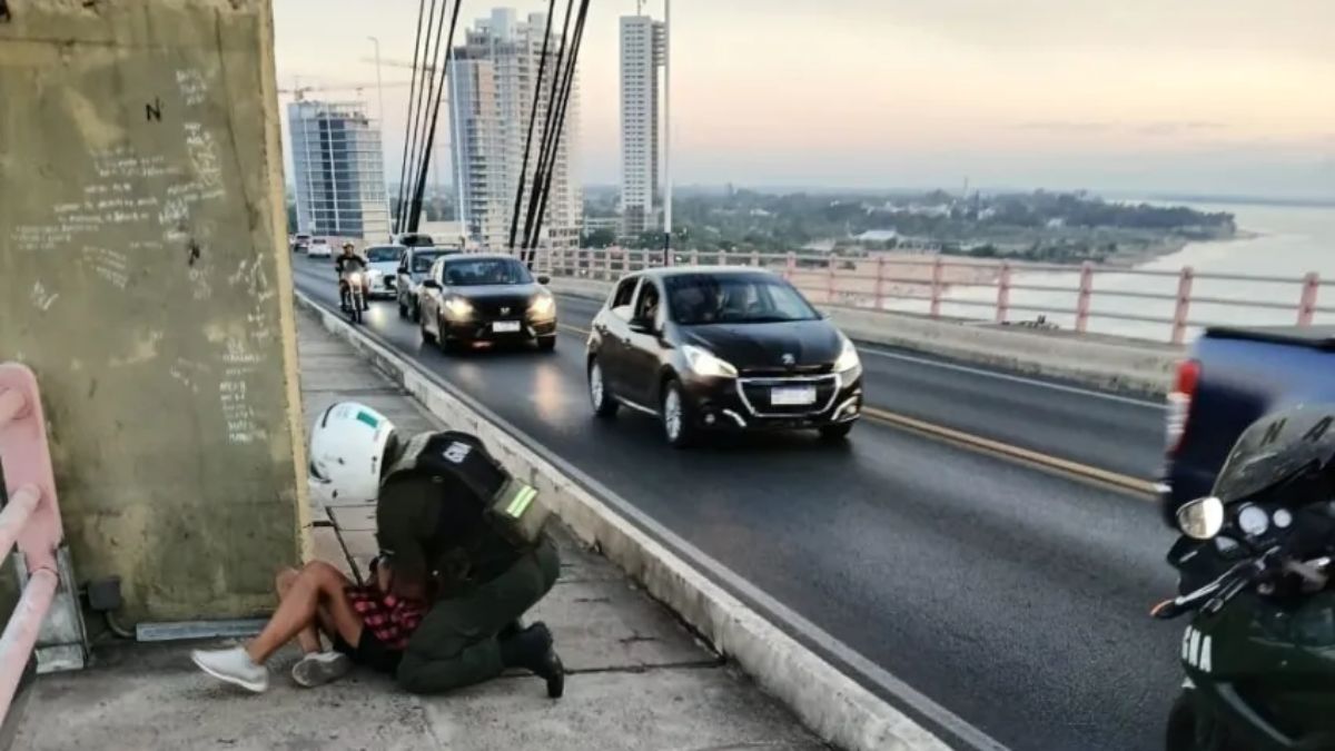Evitaron que una joven se tire desde el puente General Belgrano