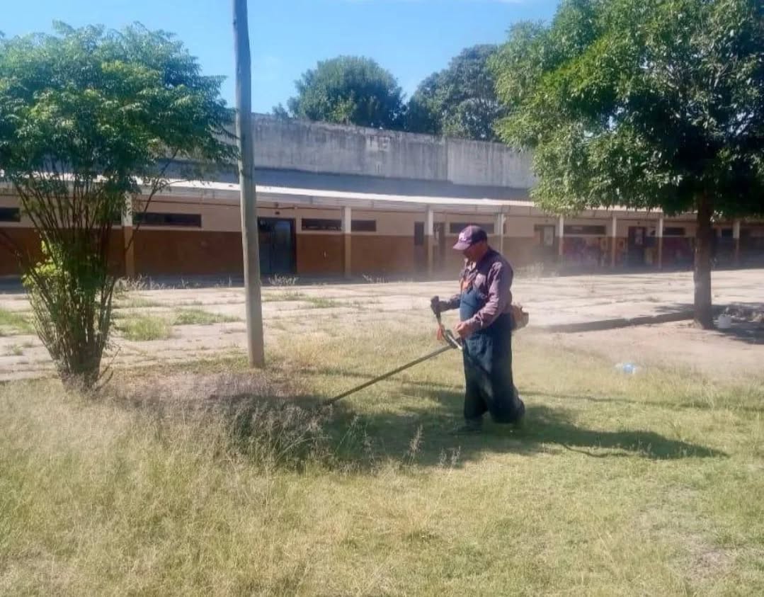 Municipalidad de Fontana: desmalezado y limpieza de tanques en escuelas