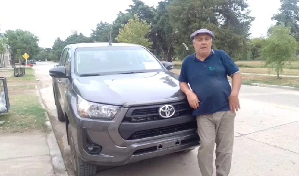 Premio al esfuerzo y la lealtad: empleado recibió una camioneta como regalo de su patrón