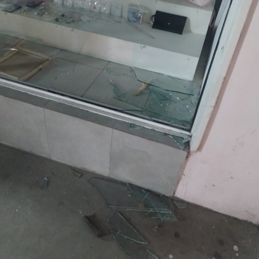 Rompió una vidriera para llevarse artículos de maquillaje y lo detuvieron a pocos metros  