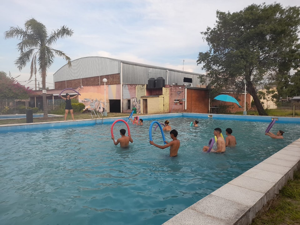 El municipio de Cote Lai impulsa clases de Aquagym para promover la salud de la población