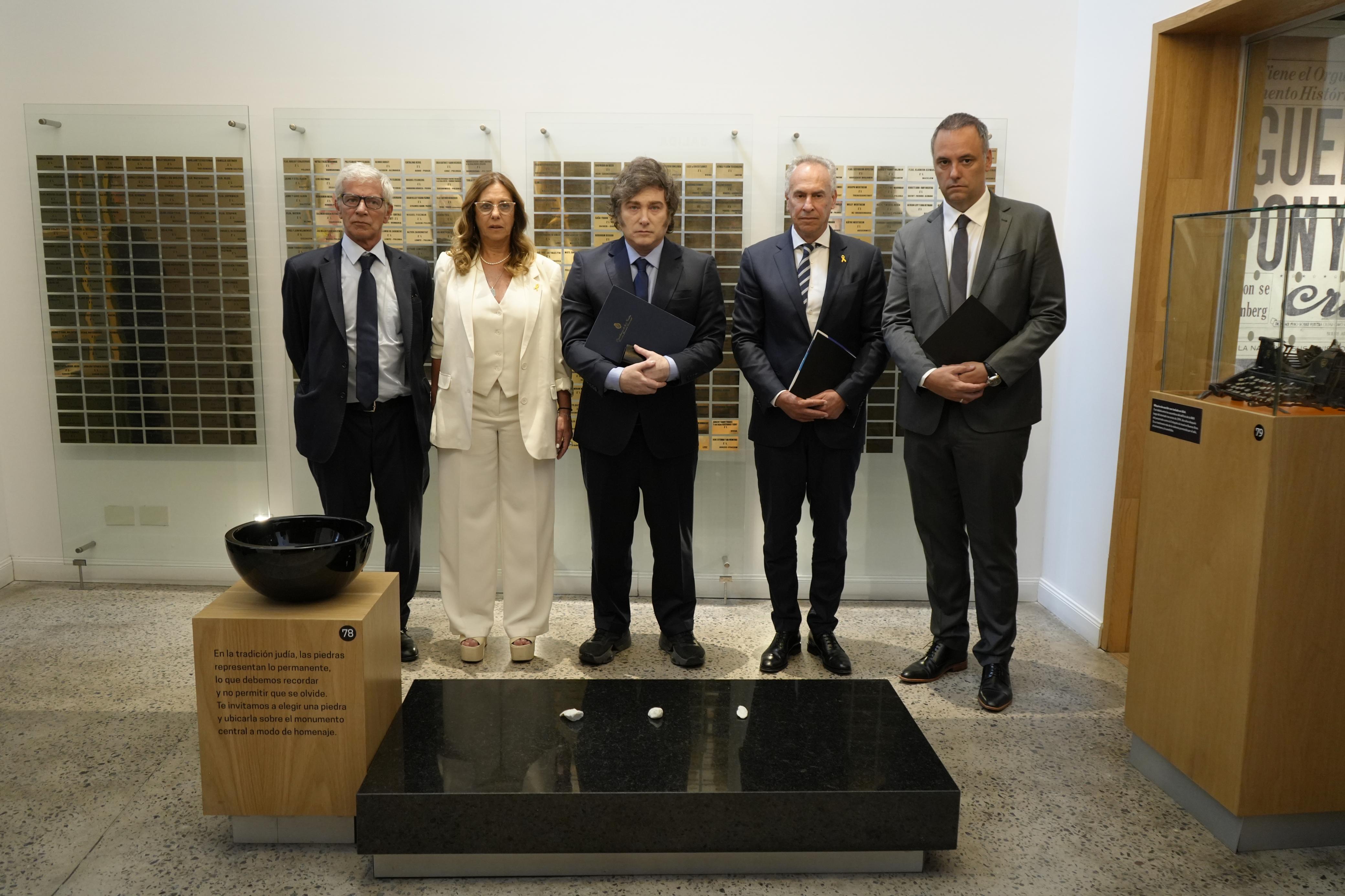 Milei volvió a defender a Elon Musk en el acto por el Día del Holocausto