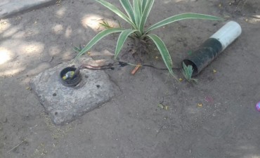 Peligro: cable suelto en plena Plaza 25 de Mayo