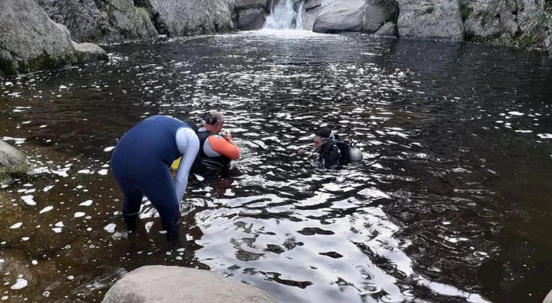 Tragedia en La Cumbrecita: un turista cayó a un arroyo con su hija, se golpeó la cabeza y murió ahogado