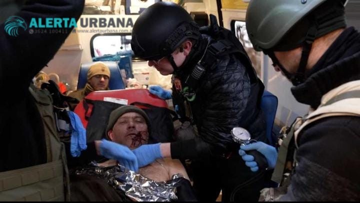 Voluntarios extranjeros libran su combate atendiendo heridos en la primera línea de la guerra en Ucrania