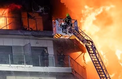 España: Un Incendio en Valencia deja a trece personas gravemente heridas, seis de ellas son bomberos