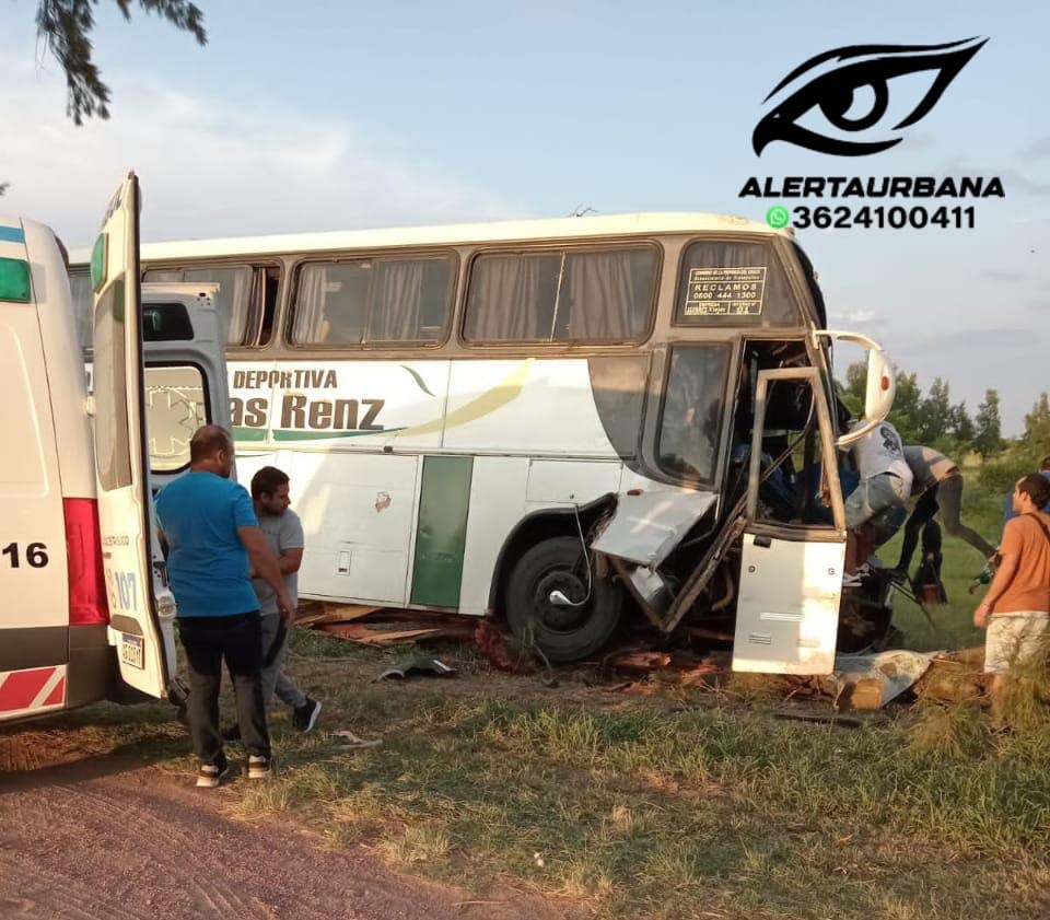Un colectivo con 21 pasajeros chocó un árbol en Ruta Nacional N°95: hay personas lesionadas