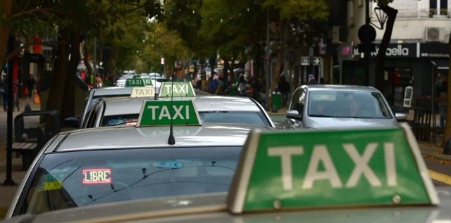 Un taxista atacó a un chofer de aplicación e intentó robarle el celular