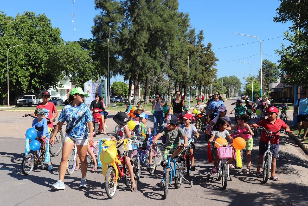 El municipio de Presidencia de la Plaza realizó bicicleteada recreativa infantil en la colonia de vacaciones