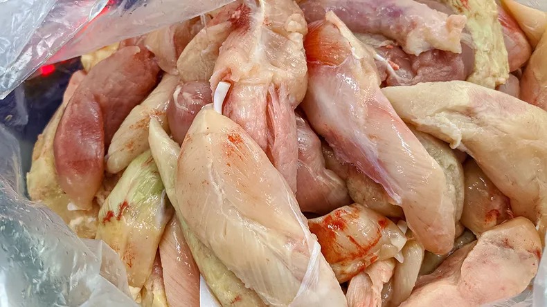 Un muerto y 35 internados en Corrientes al intoxicarse con pollo