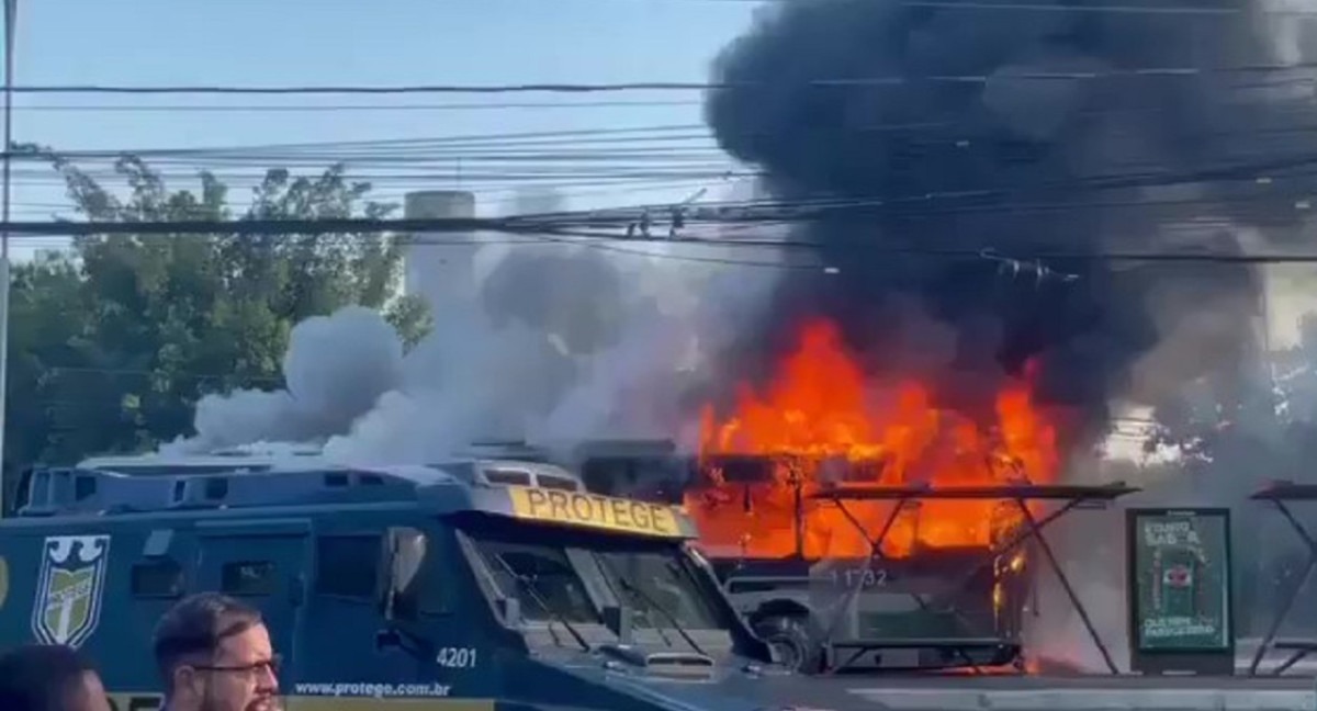 Impactante accidente aéreo en Brasil: avioneta cayó sobre un colectivo y mató a dos personas