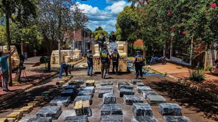 Camionero boliviano circulaba con las luces apagadas: llevaba casi 6.000 kilos de droga