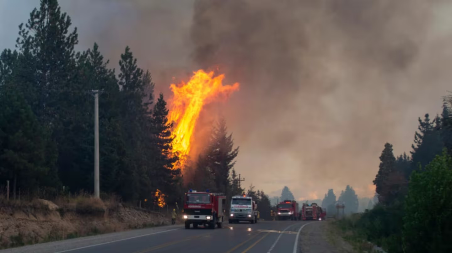 Más evacuados y un detenido por encender una fogata tras los incendios en El Bolsón