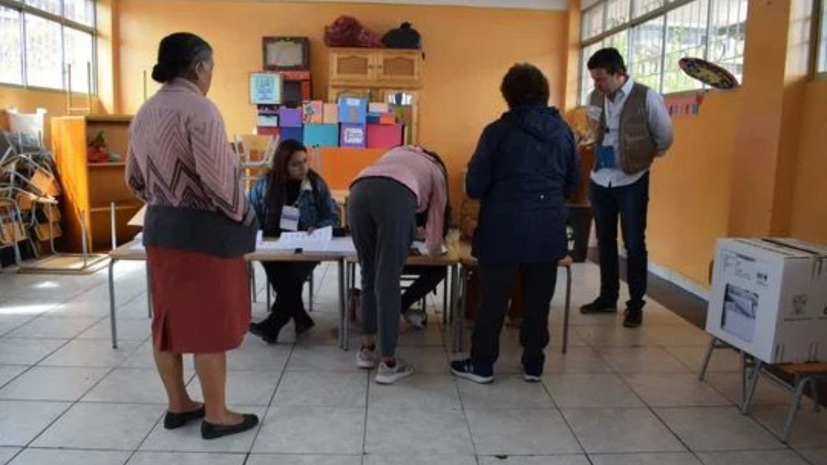 Los ecuatorianos van a las urnas para elegir presidente