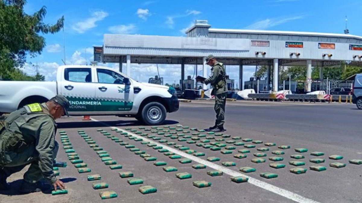 Gendarmería Nacional detectó 37 kilos de hojas de coca ocultos en un camión