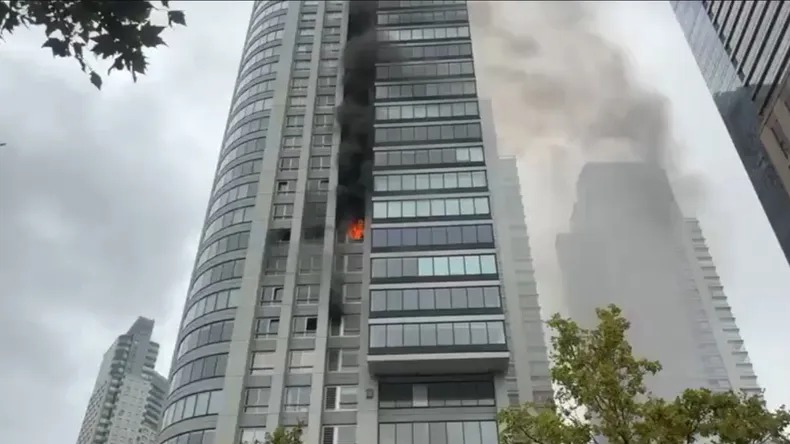 Ocho pisos en llamas al incendiarse una torre en Puerto Madero