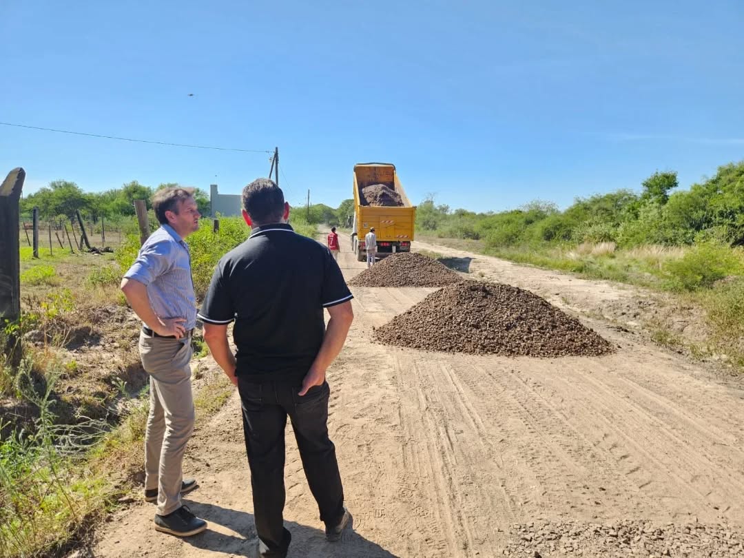 Municipalidad de Fontana: colocación de ripio en la avenida Cacuí