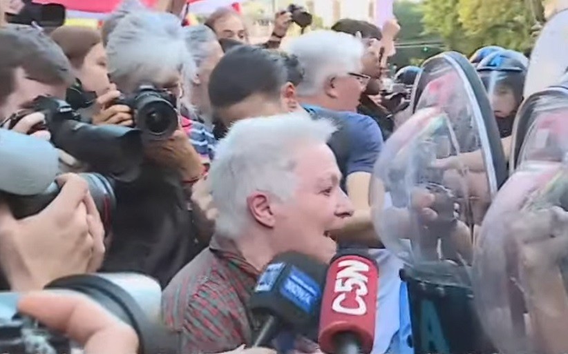 Volvieron a reprimir a jubilados que protestaban en el Congreso