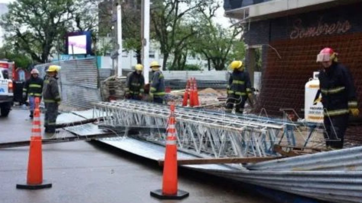 Mar del Plata: una chapa voló en medio del temporal y un joven perdió la vida