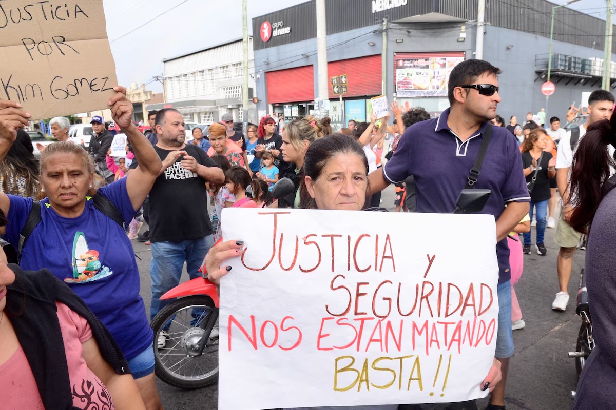 Masiva marcha e indignación por la muerte de la niña en un robo en La Plata