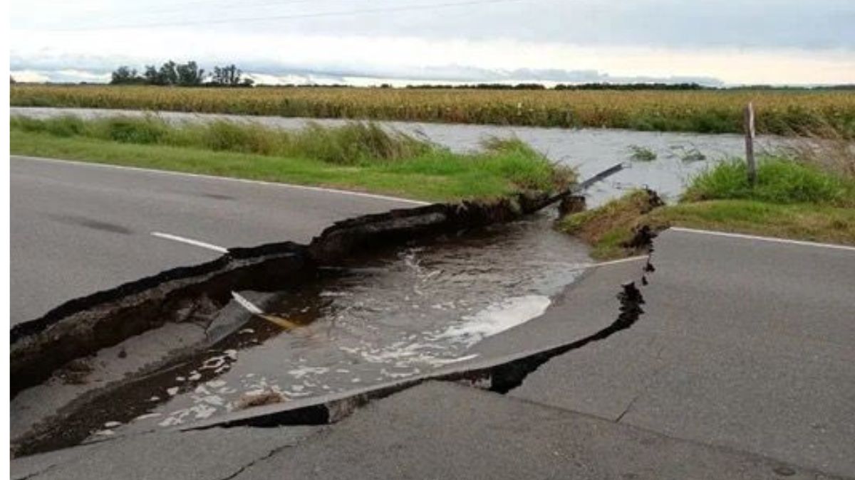 Insólito: un río se comió una ruta en Córdoba