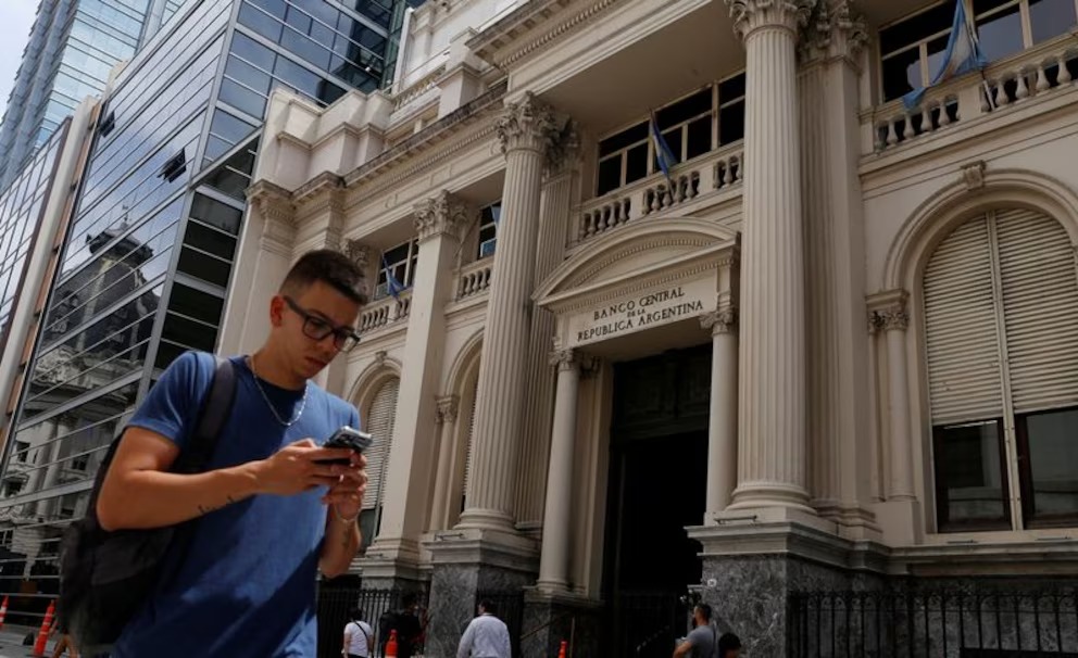 El Gobierno abre nueva etapa del esquema cambiario con un dólar más lento y busca otra baja de la inflación